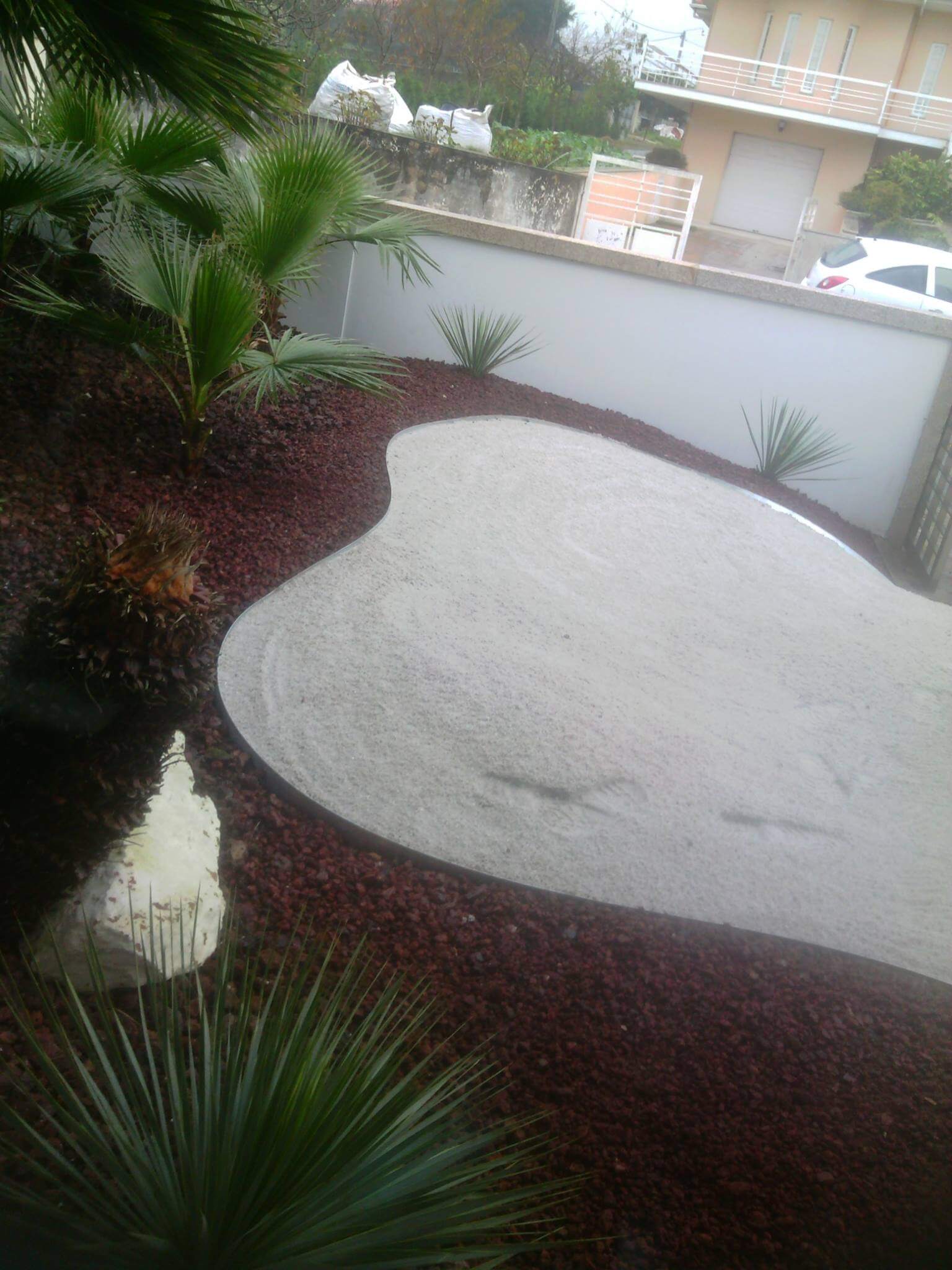 pedra para jardim e separador metálico